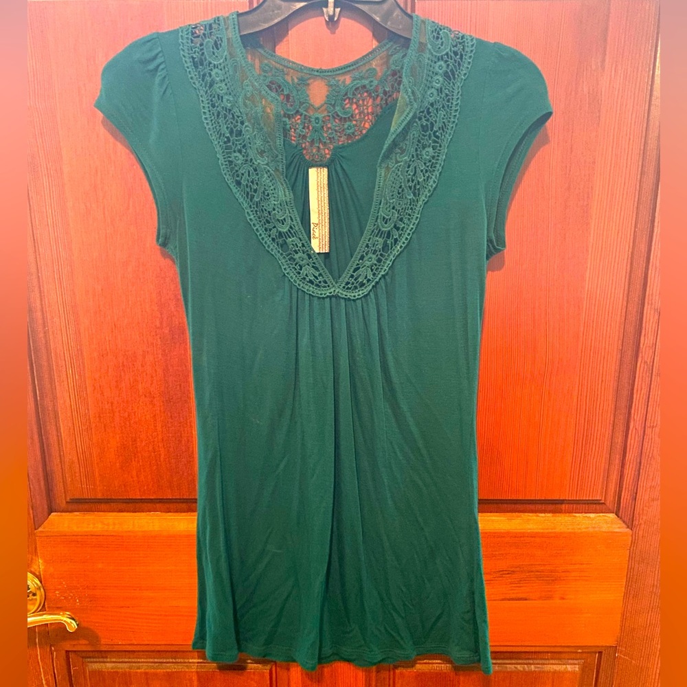 Piace real green lace front v-neck top women’s size medium